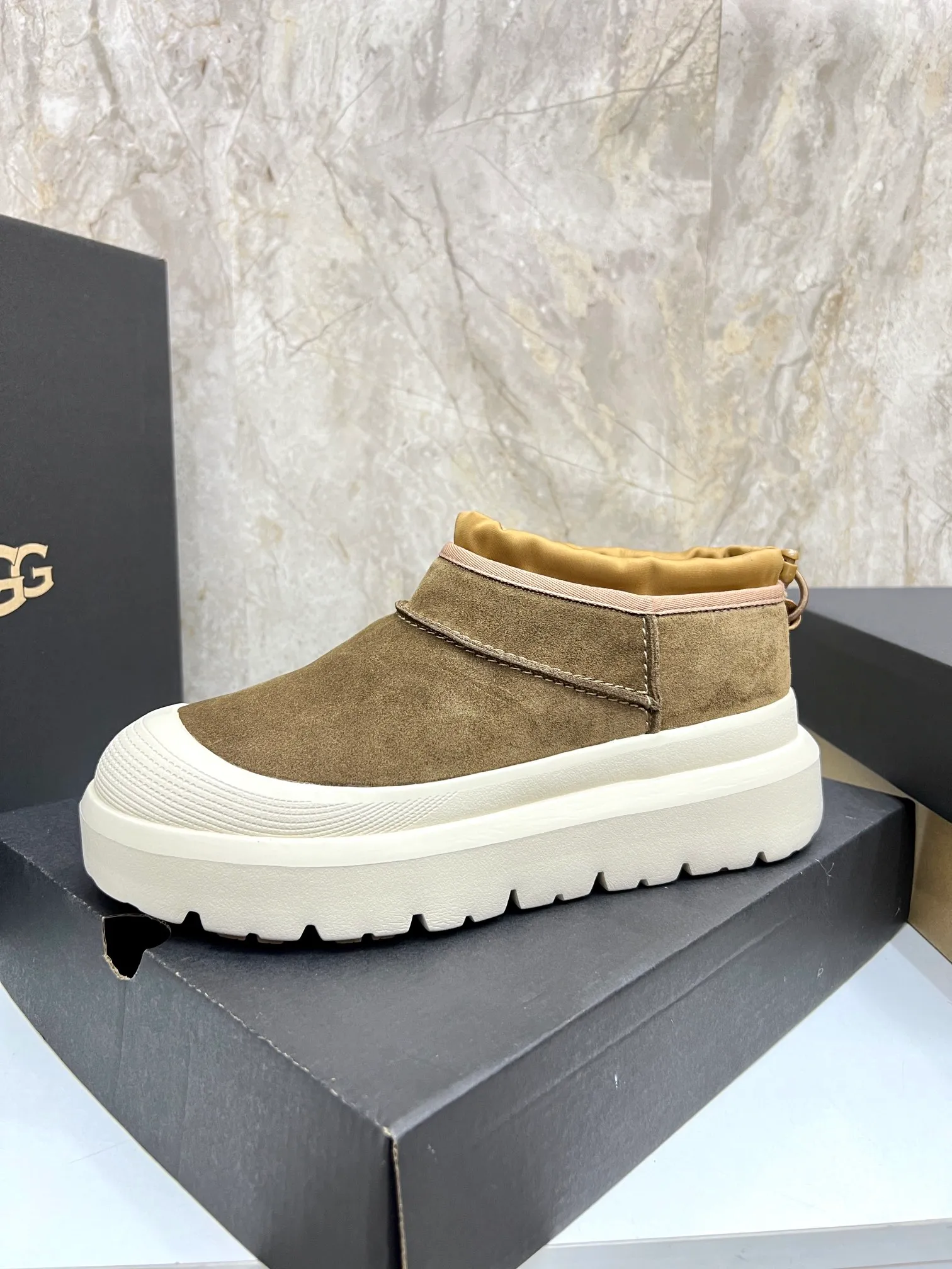 Men's men's shoes💰: 💰540💰Couple model👫 UGG Tasman Weather Hybrid one-second snow boots👢 Wang Yibo's same 👏 classic Tasman shoe is designed with environmentally friendly waterproof and snowproof material, which is both fashionable and functional. At the same time, it is paired with the new UGG Keen furry color-blocked jacket. Bright orange and maroon collide to create a new light outdoor style and open up a new travel experience in early autumn! Using the best materials, the 17mm fur-integrated surface is warmer and more breathable, and the outsole is upgraded to a lightweight and wear-resistant light wing technology outsole! Size: Women’s size 35-40 / Men’s size 38–44 (45 customized) Official website color